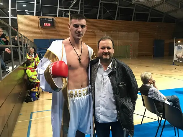Непобедимый украинский нокаутер продолжает подготовку к бою с экс-чемпионом WBO
