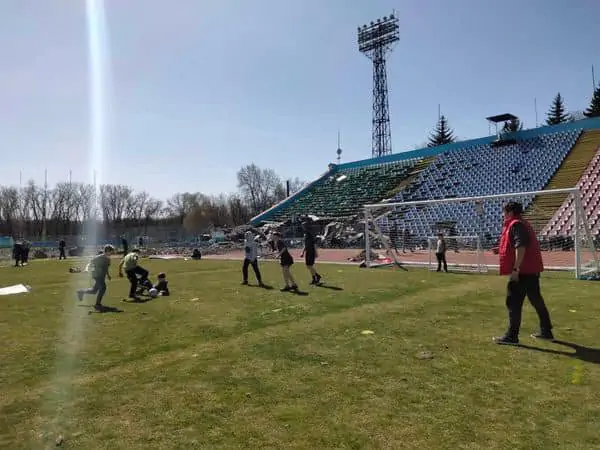 Разбомбленный рашистами стадион в Чернигове убрали и провели на нем футбольный матч