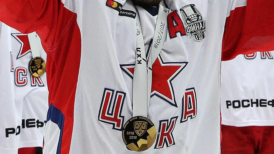 Победителям Кубка Гагарина вручили золотые медали с лентами прошлого сезона