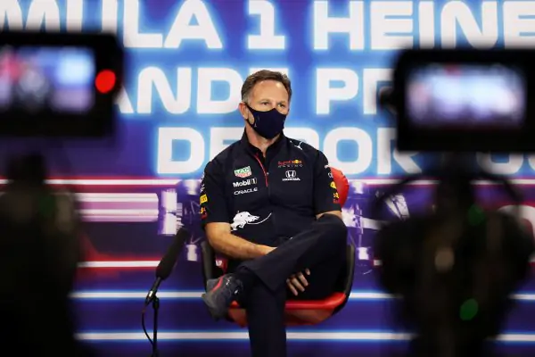 Керівник Red Bull сподівається, що Хемілтон залишиться в Формулі-1