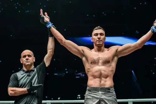 Український боєць ONE Championship нокаутував свого суперника та став чемпіоном світу у хевівейті