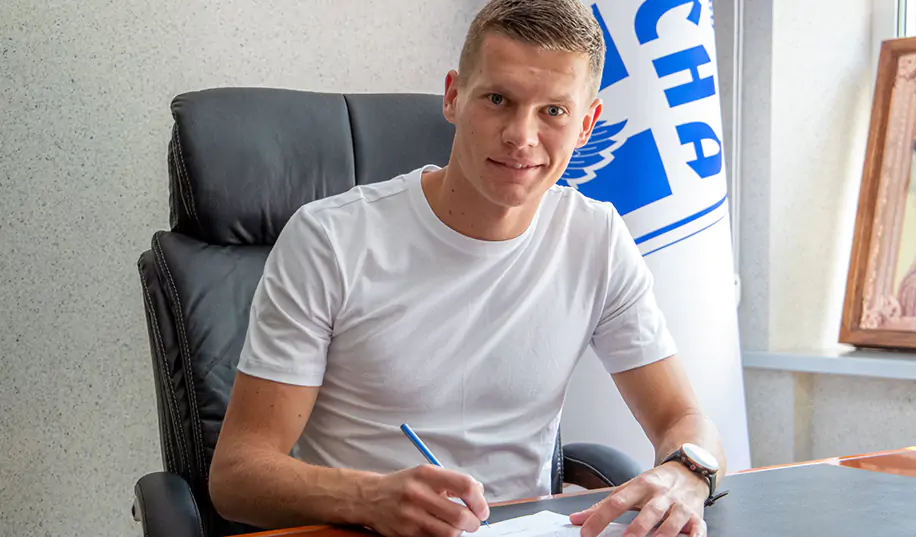 Покинув « Олімпік » хавбек підписав контракт з « Десной »