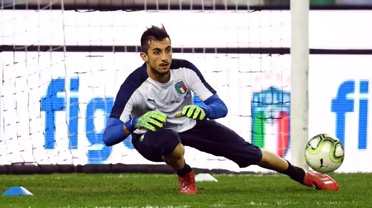 Вратарь сборной Италии наступил на бутылку и получил травму