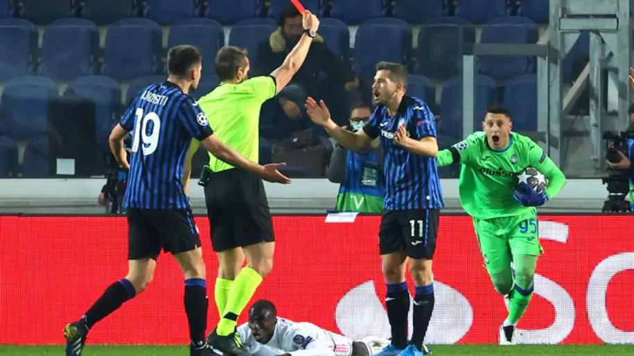 В Италии бушуют из-за красной карточки «Аталанты». Считают, что их клубы выживают из Лиги чемпионов