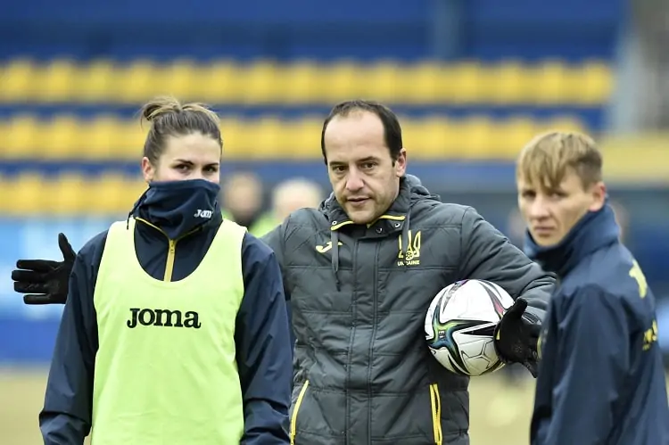 Тренер женской сборной Украины будет получать в два раза больше Петракова
