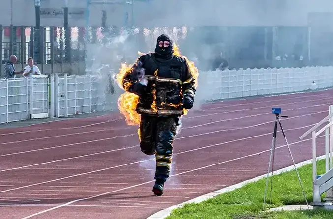 Мужчину подожгли, и он в объятьях пламени пробежал мировой рекорд. Видео