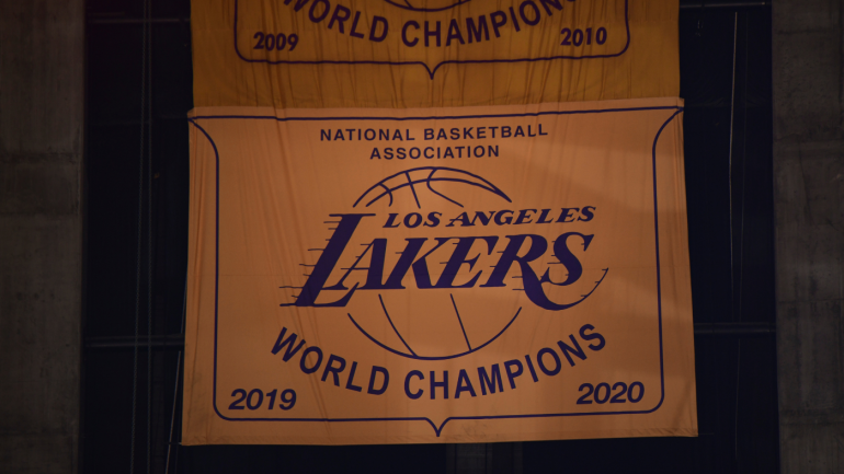 «Лейкерс» подняли чемпионский баннер под своды Staples Center