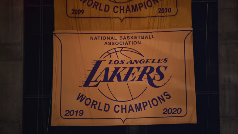 « Лейкерс » підняли чемпіонський банер під склепіння Staples Center