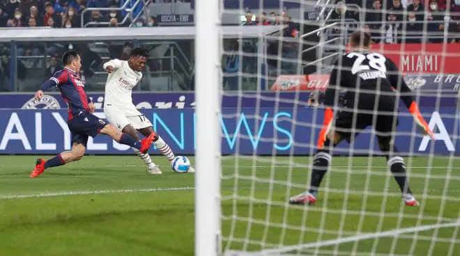 Два удаления и автогол Ибрагимовича. «Милан» в сумасшедшем матче переиграл «Болонью» 