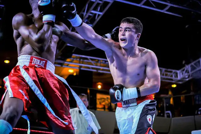 Узбекистанец Абдукахоров завоевал право боксировать со Спенсом за титул