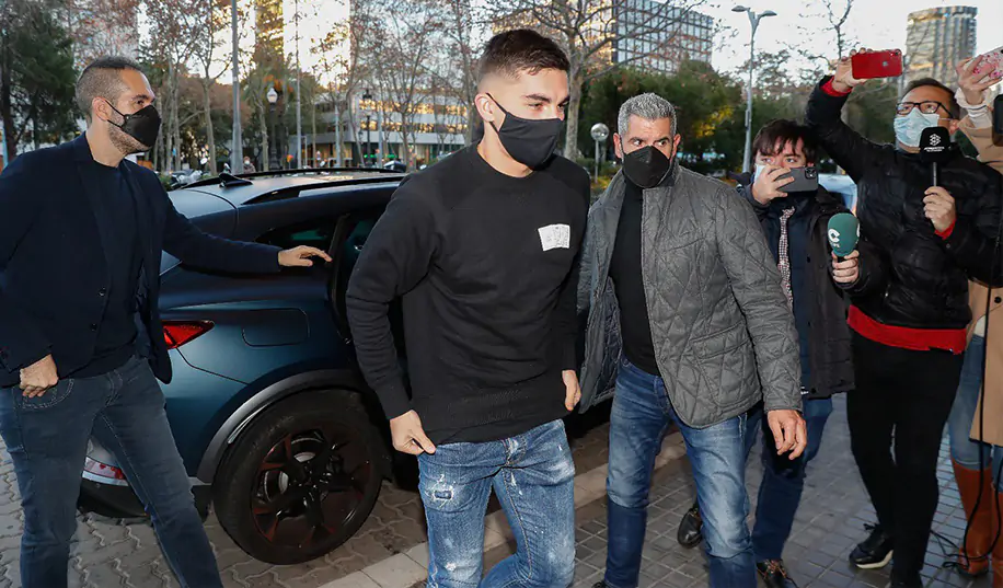 Ферран Торрес прилетел в Барселону на медобследование. Есть видео-подтверждение