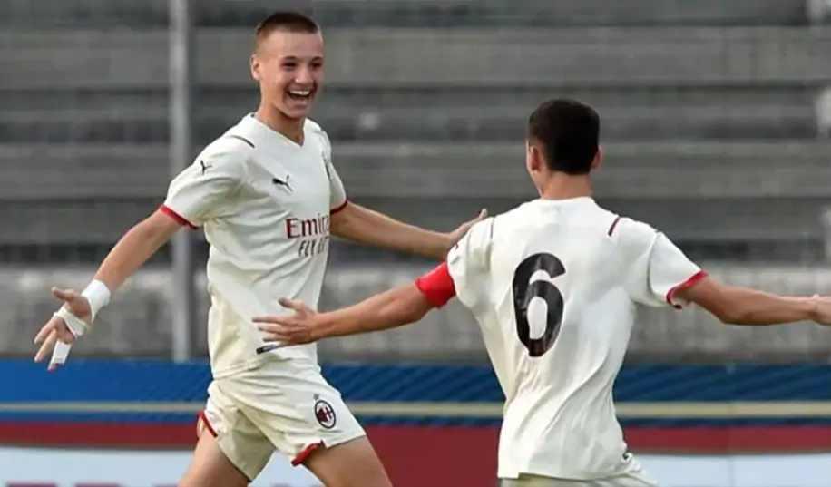 14-річний гравець зробив дубль за «Мілан» U-19, у нього 485 голів у 89 матчах