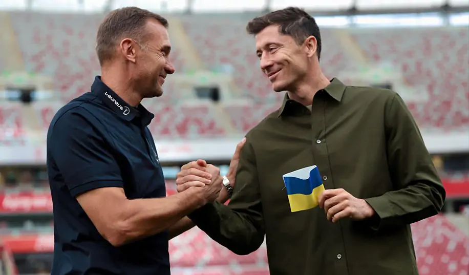 Левандовски неожиданно опроверг намерение играть на ЧМ-2022 в капитанской повязке в цветах украинского флага