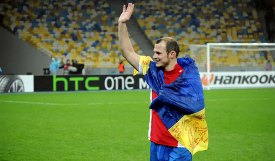 FIFA снова поддержала рашизм. У испанских болельщиков на ЧМ-2022 отобрали флаг «Азова»