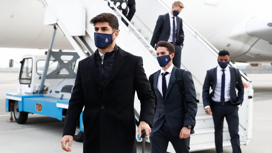 Лунин и еще 20 футболистов «Реала» прибыли в Киев на игру с «Шахтером»