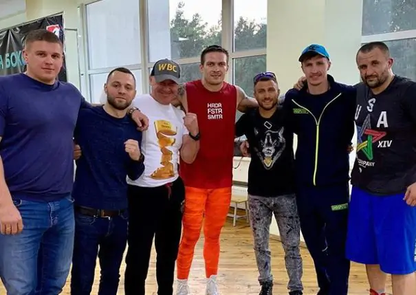Усик в компании Ломаченко продолжает подготовку к дебюту в супертяжелом весе