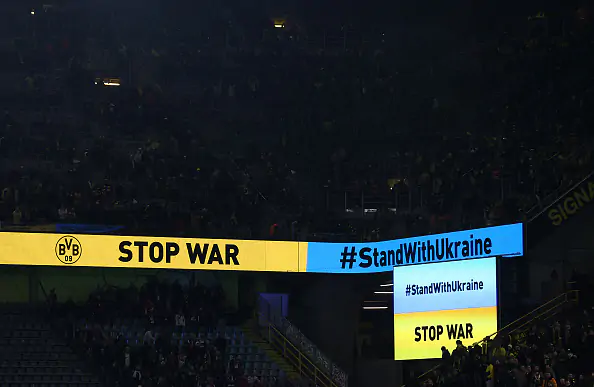 Очередное дно на россии: трансляция матча Бундеслиги была прервана из-за надписей «Stop war» и «Stand with Ukraine» на рекламном щите
