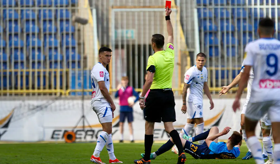 УАФ оправдала два скандальных решения арбитра на последних минутах матча Динамо