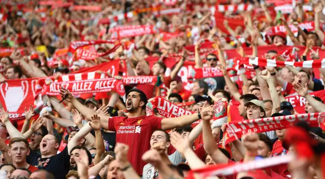 Моуриньо и Венгер завороженно слушали гимн «Ливерпуля» на стадионе в Мадриде 