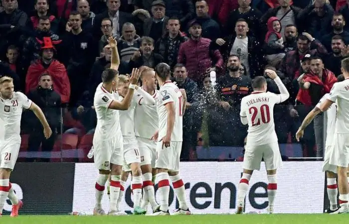Албанские болельщики забросали бутылками игроков сборной Польши