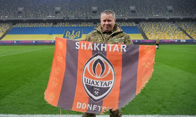 Воїн ЗСУ, який врятував прапор Шахтаря в Авдіївці, зробив символічний перший удар у матчі з Поліссям