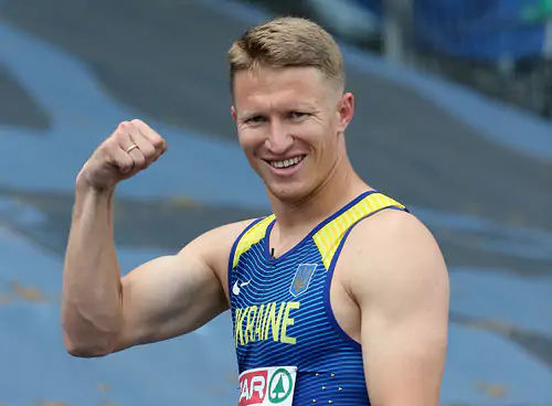 Почти секс! Украинский легкоатлет показал, как тренируется под одеялом по утрам