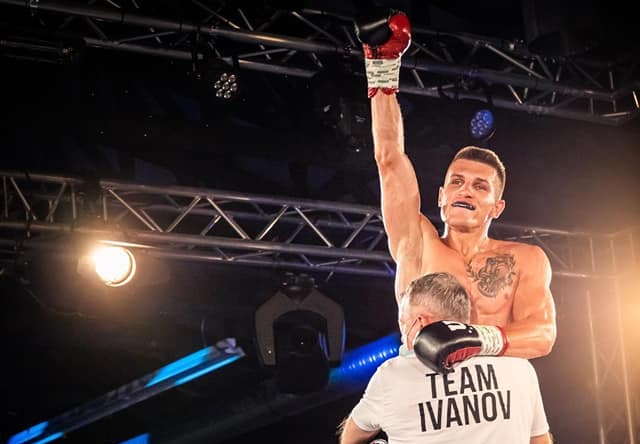 Український боксер чотири рази відправляв суперника на канвас і завоював пояс IBF