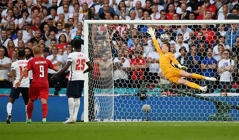 Англия пропустила дебютный мяч на Евро-2020. Дания реализовала первый штрафной всего турнира