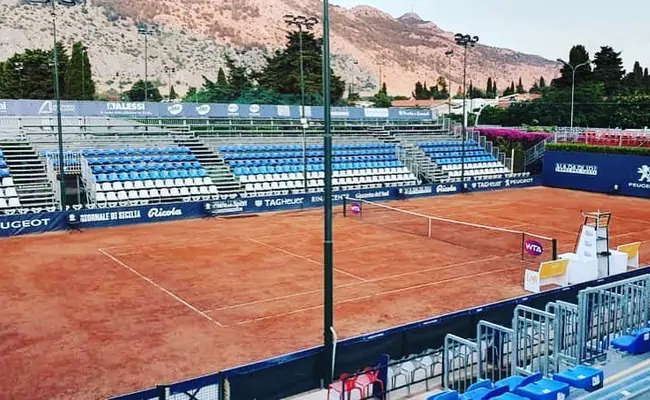 Они планируют пускать зрителей? На турнире WTA в Палермо строят трибуны для болельщиков