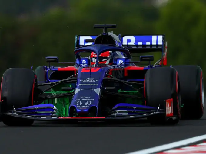 Болид Toro Rosso влетел на повороте в обочину