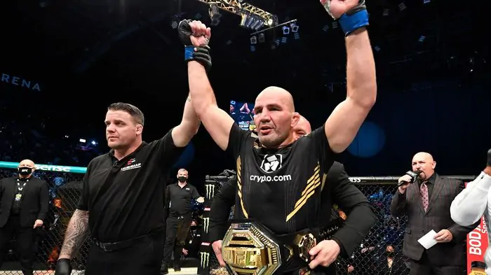 Гловер Тейшейра удосрочил Блаховича и в 42 года стал чемпионом UFC