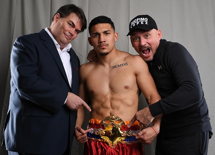 Теофимо Лопес признан лучшим боксером года по версии BWAA, его отец – лучший тренер