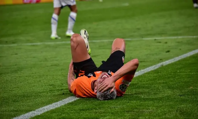 Защитник Шахтера получил травму в матче с Порту
