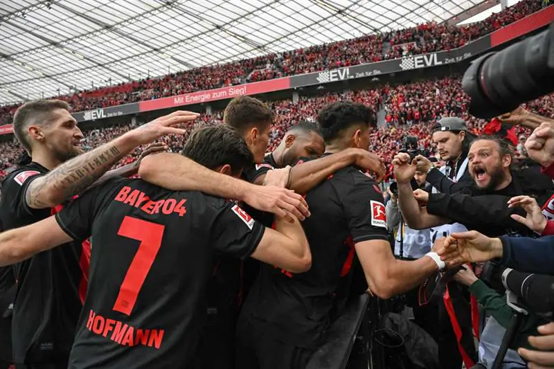 Бавария поздравила Байер с историческим чемпионством в Бундеслиге