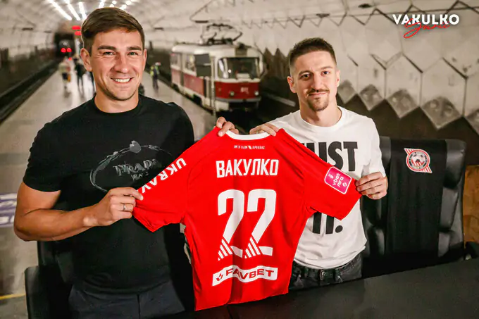 «Кривбас» підписав Вакулка, представивши його на одній з трамвайних станцій Кривого Рогу