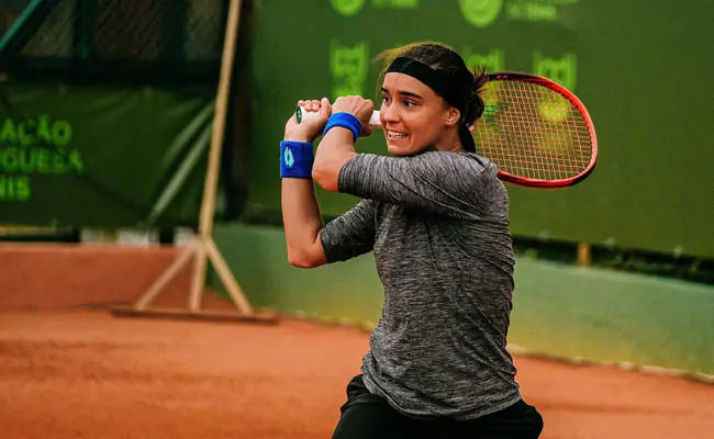 Калинина вышла в четвертьфинал турнира во Франции