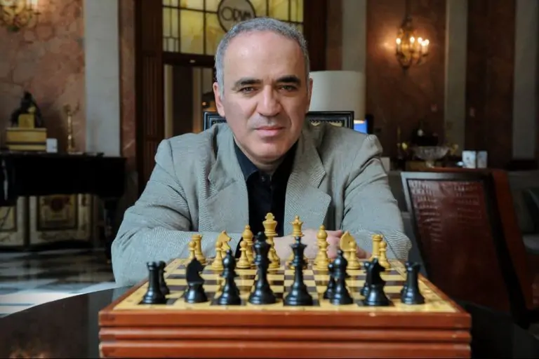 Каспарова, як одного з найкращих шахістів в історії, не включили до підручника з історії – що відомо?