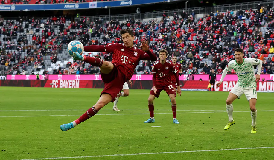 «Бавария» в третьем матче подряд пропустила первой, но Левандовски спас от позора с аутсайдером