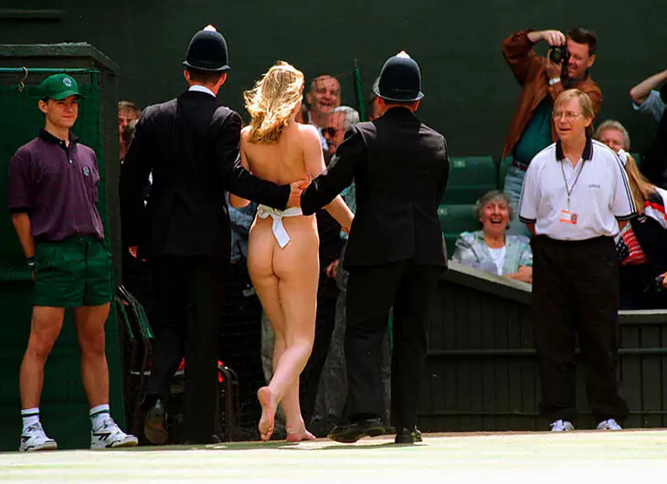 Теннисисты неловко улыбаются, на трибунах смеется герцог – во время финала Wimbledon на корт выбежала голая девушка 