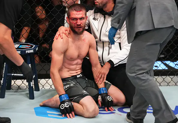 Украинец был близок к нокауту. Бондарь техническим решением проиграл свой второй бой в UFC