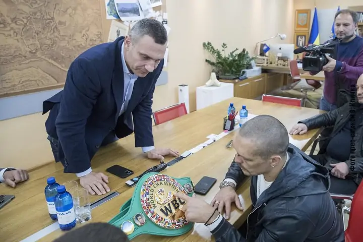 Виталий Кличко вспомнил, как в начале полномасштабного вторжения убеждал Усика сменить автомат на боксерские перчатки