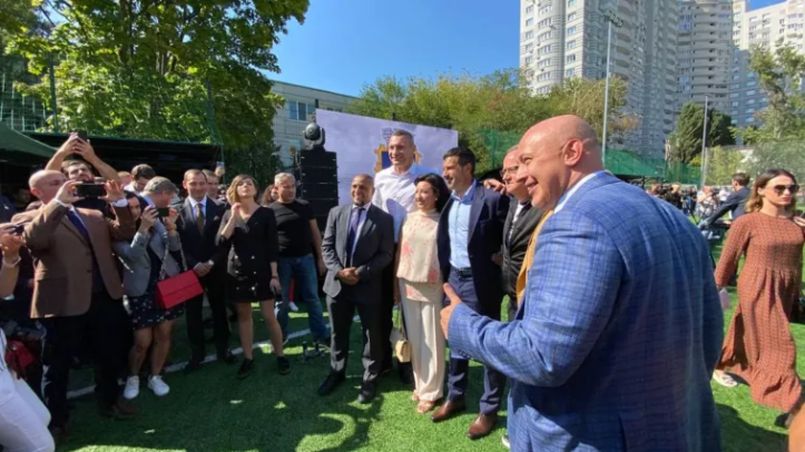 Звезды «Реала» вместе с Виталием Кличко приняли участие в открытии футбольного поля в Киеве