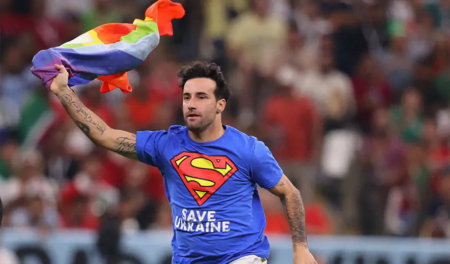 Итальянский активист выбежал на поле во время матча Португалия – Уругвай в футболке в поддержку Украины