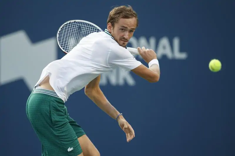 Медведев с большими трудностями вышел в полуфинал турнира в Торонто