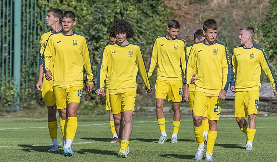Сборная Украины U-17 лишь благодаря автоголу в конце спаслась от поражения в стартовом матче отбора на Евро