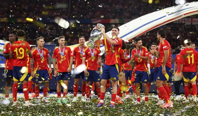 Сборная Испании провела чемпионский парад