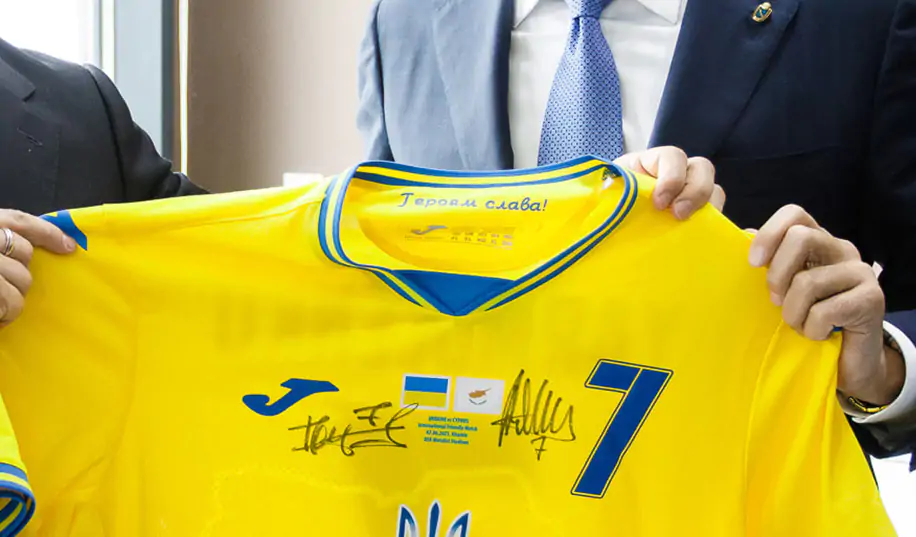 В UEFA объяснили, почему слоган «Героям слава!» придется убрать из футболок сборной Украины