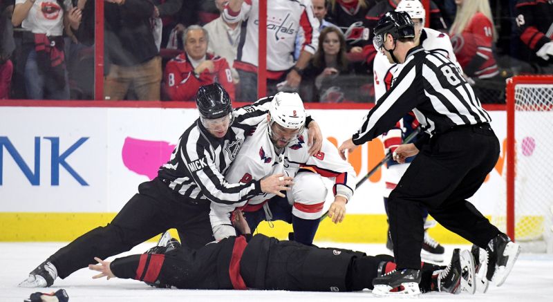 Овечкин зверски избил соотечественника в матче НХЛ
