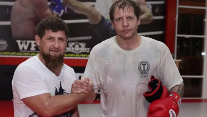 Александр Емельяненко подарил Кадырову титул чемпиона российского телеканала