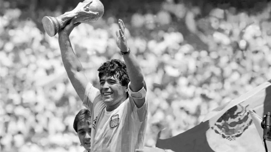 В 60-летнем возрасте умер легендарный экс-футболист сборной Аргентины Диего Марадона